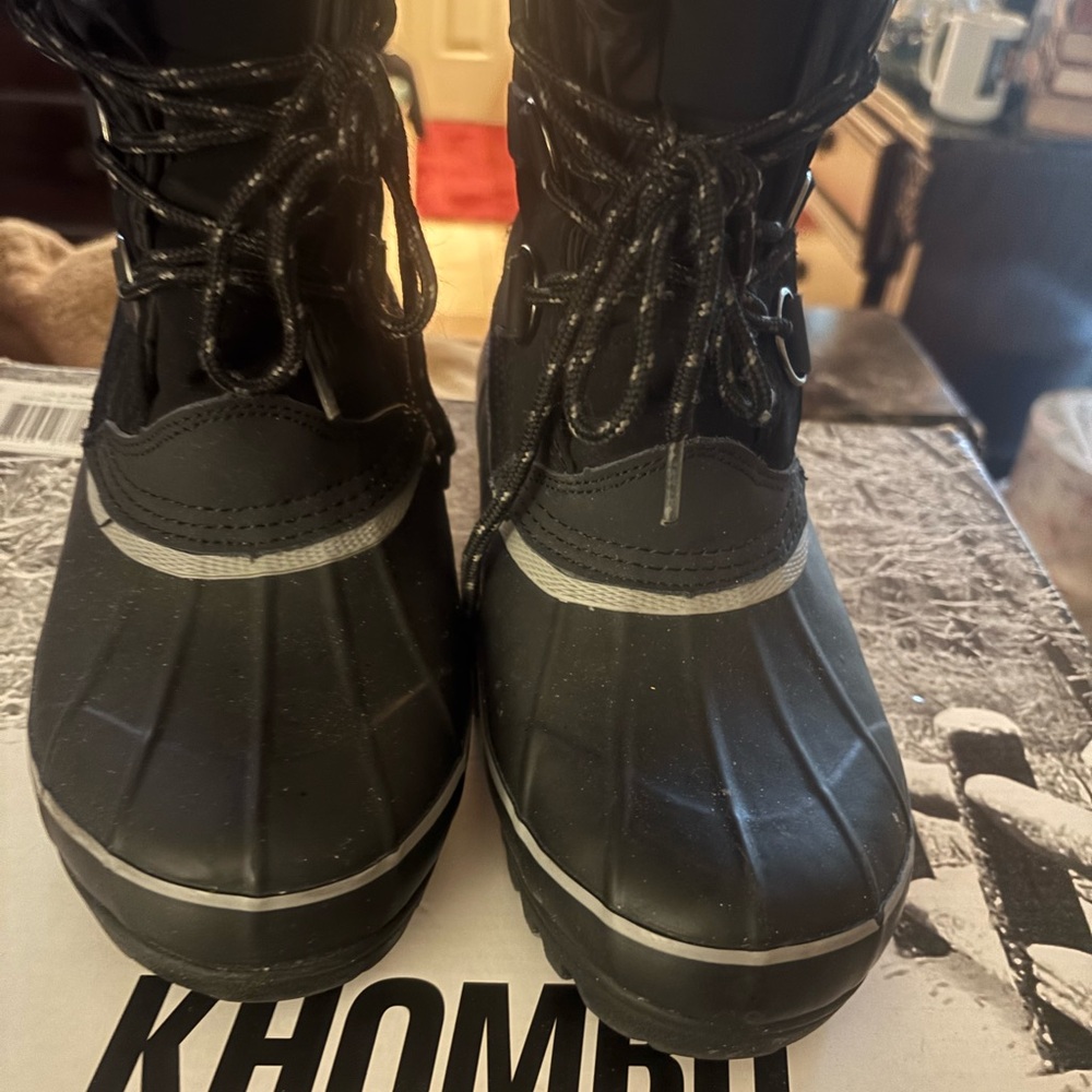 Khombu women’s waterproof black boots  size 8m